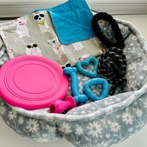 NWT🐾💗Dog Gift Cozy Bed Basket💗🐾Comes w/leash, Custom blanket, 5 Chew Toys